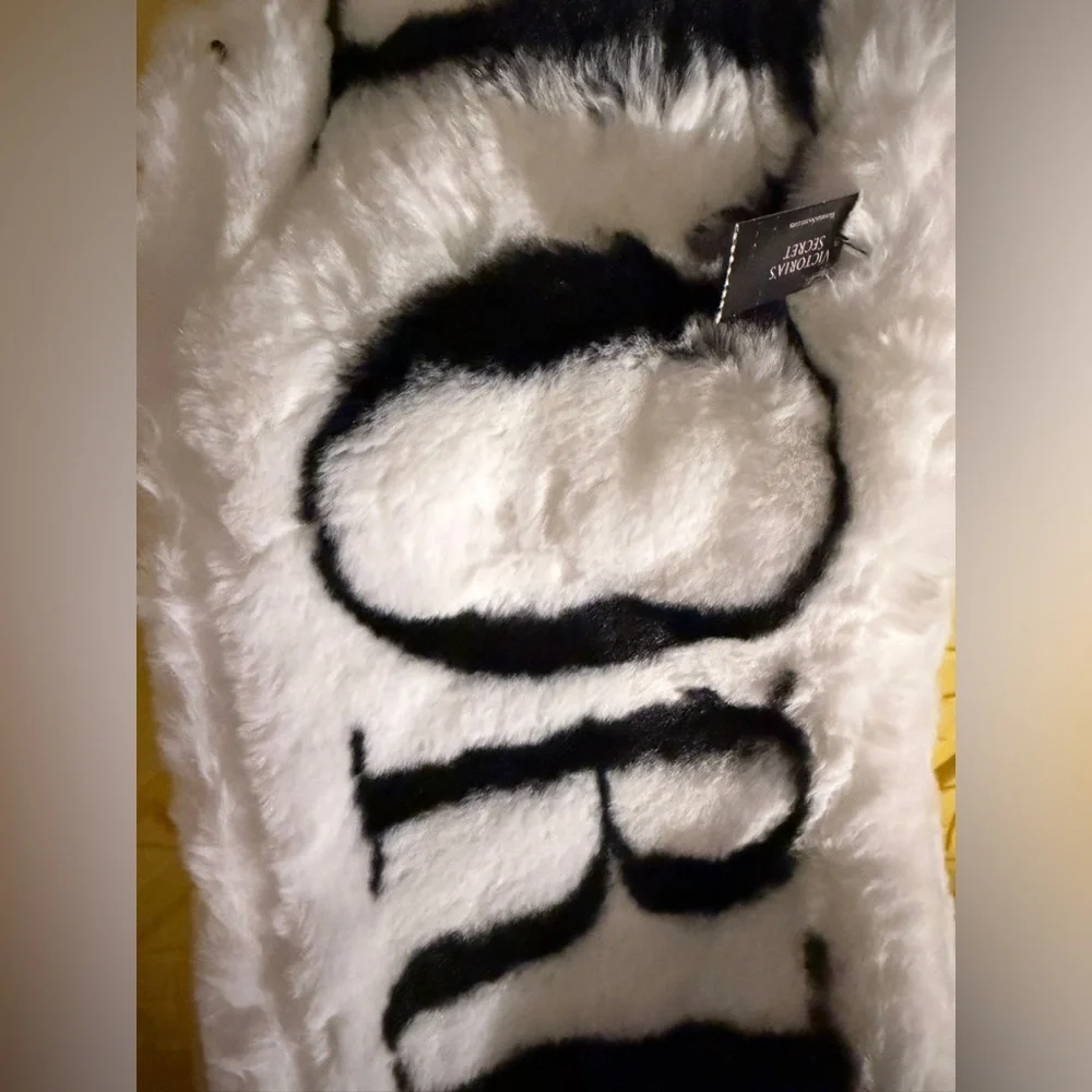 Victoria's Secret Faux Fur Scarf White Black Logo 70’L‎ 7’W Winter Cozy Mobwife